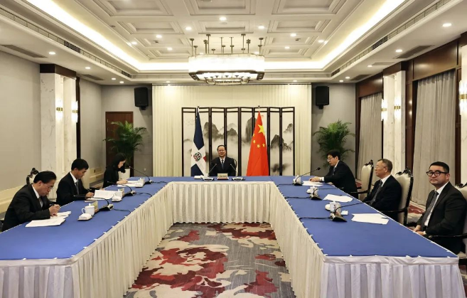 必一运动Bsports环境“助力”多米尼加清运垃圾，毛伟明省长出席线上交接仪式